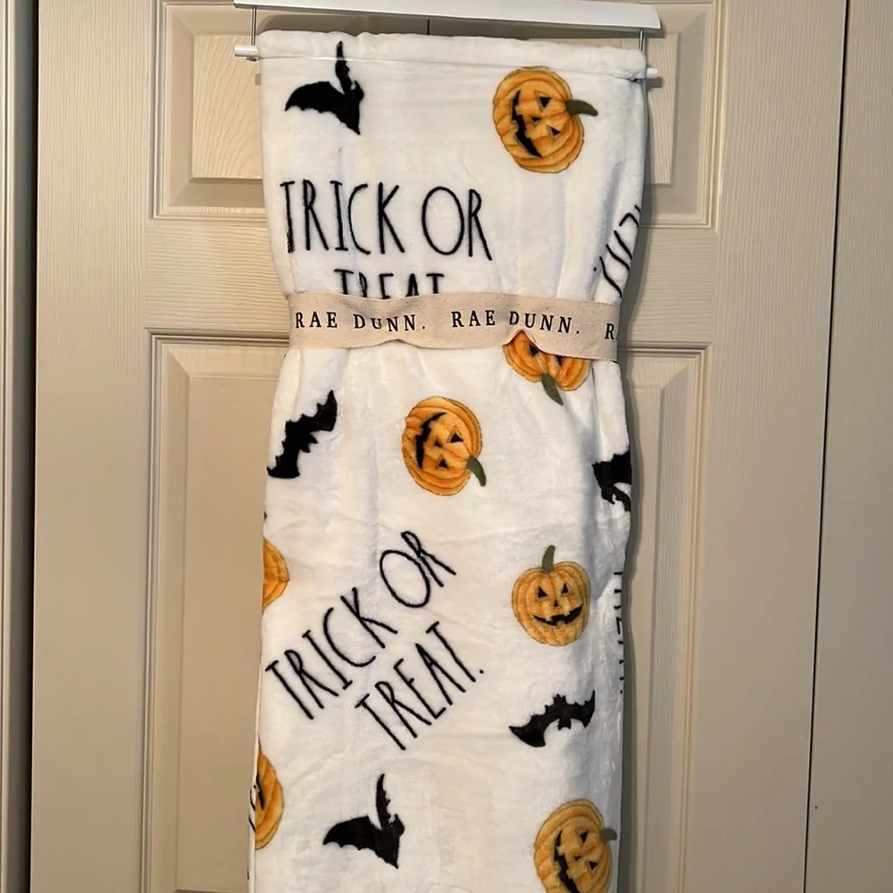 NWT RAE DUNN TRICK OR TREAT FARMHOUSE HALLOWEEN 🎃 SOFT PLUSH THROW BLANKET
